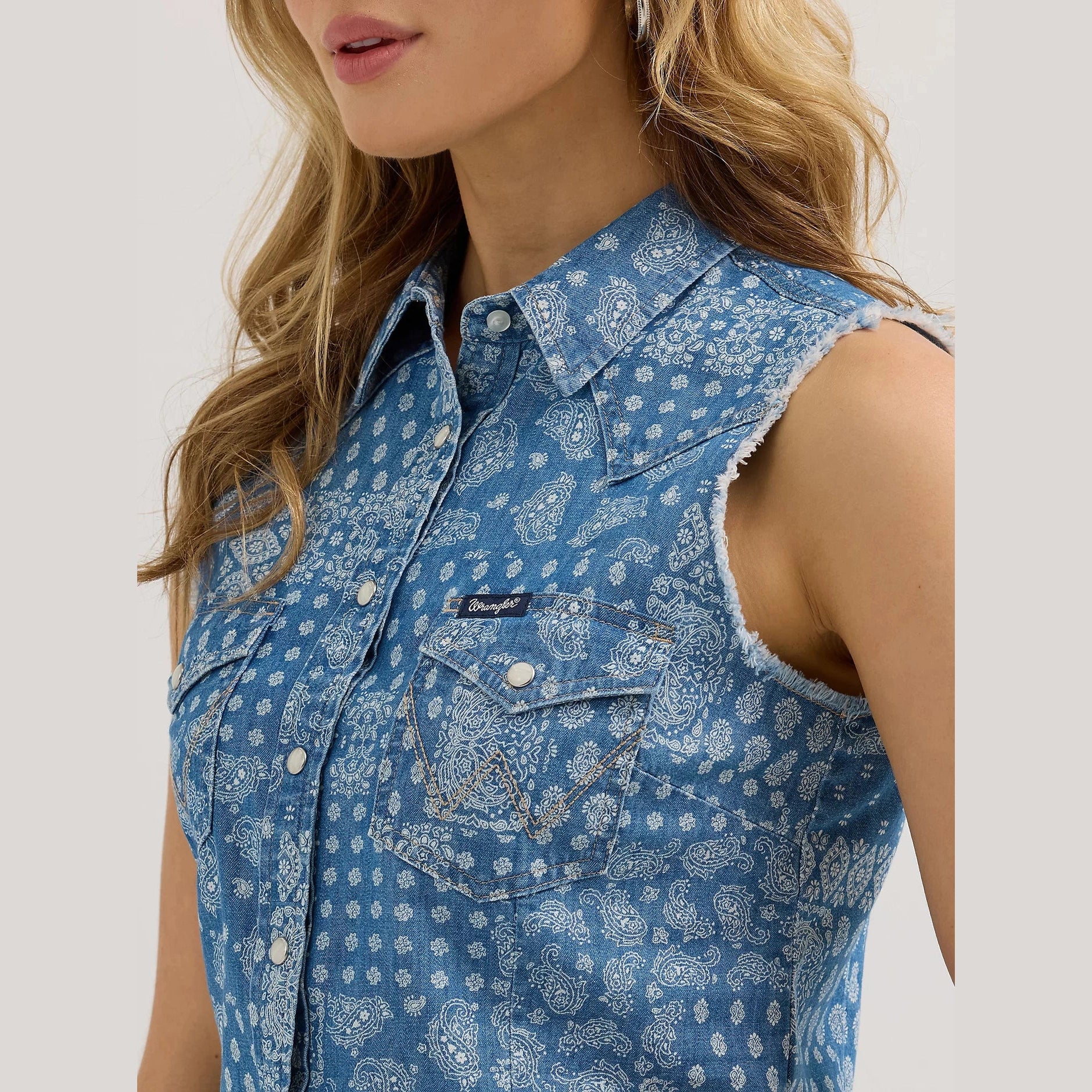 WRANGLER WOMENS PRINT DENIM CROP WESTERN SNAP TANK
