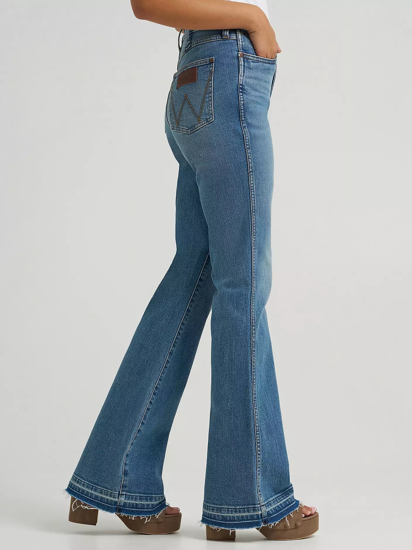 WRANGLER WOMENS RETRO BAILEY HIGH RISE RAW HEM FLARE JEAN