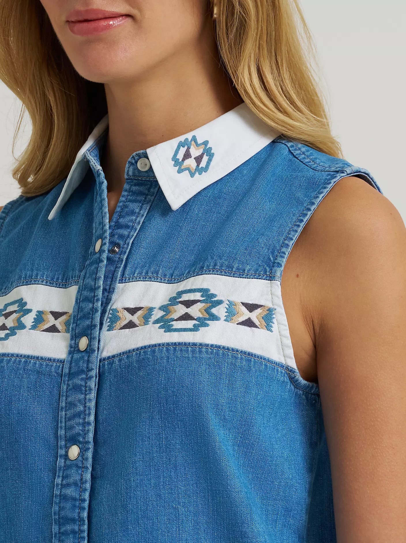 WRANGLER WOMENS EMBELLISHED DENIM SLEEVELESS SNAP SHIRT - MID DENIM